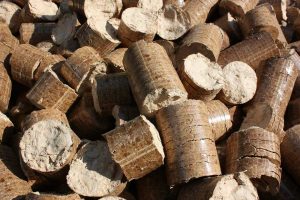Chauffage à la bûche compressée écologique : son avantage par rapport au bois de chauffage traditionnel