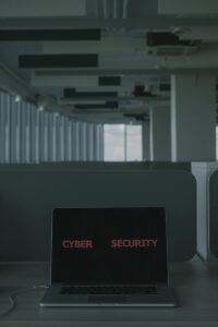 Ordinateur portable affichant « Cybersécurité » dans un environnement de bureau moderne, mettant l'accent sur les thèmes de la technologie et de la cybersécurité.