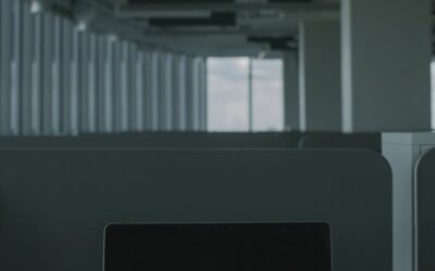 Ordinateur portable affichant « Cybersécurité » dans un environnement de bureau moderne, mettant l'accent sur les thèmes de la technologie et de la cybersécurité.