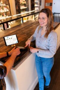 un homme et une femme debout à un comptoir