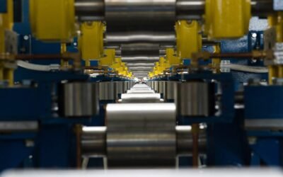 Ligne de production industrielle avec rouleaux et machines colorées
