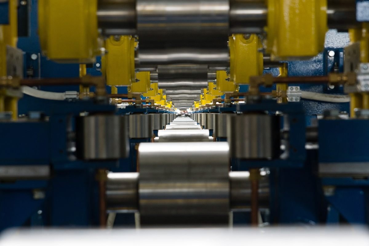 Ligne de production industrielle avec rouleaux et machines colorées